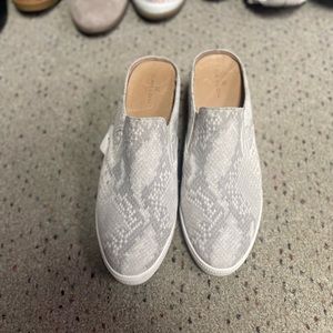 🩶Great Condition Caslon 9.5 Leather Slip Ons